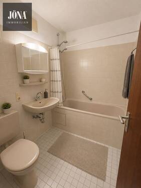 Bad mit Badewanne - 