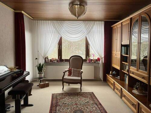 EG: Wohnzimmer mit Zugang Balkon - 