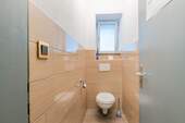 Gäste-WC im Ladengeschäft - 7 Zimmer Mehrfamilienhaus, Wohnhaus in Singen