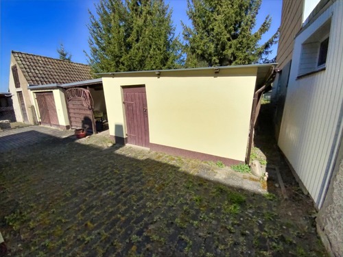 Garage und Nebengebäude - 
