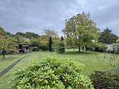 Blick in den eigenen Garten - Parkähnliches Grundstück in ruhiger Sackgassenlage!