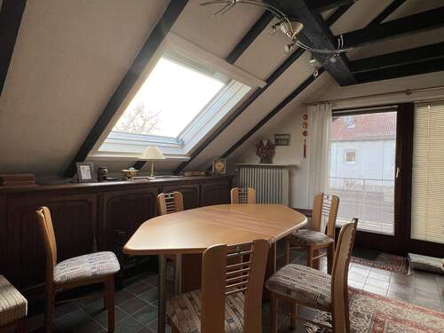 Wohnzimmer im DG mit Zugang zur Loggia - 