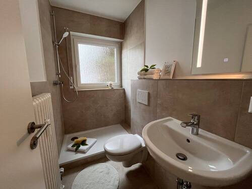 Gästebad mit Dusche - 