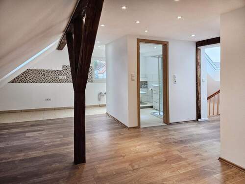 DG mit Küche und Badezimmer - 