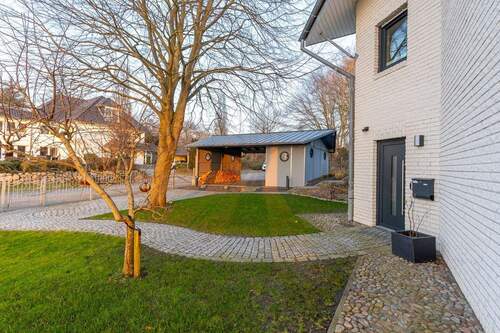 Carport und Eingang zum Souterrain - 