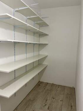 Abstellkammer mit Regalsystem - 