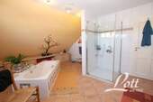 Badezimmer im Dachgeschoss - 
