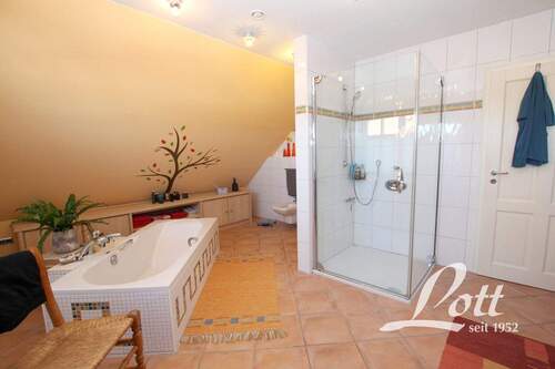 Badezimmer im Dachgeschoss - 