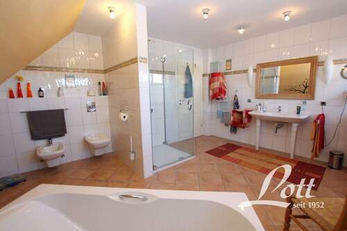 Badezimmer im Dachgeschoss - 