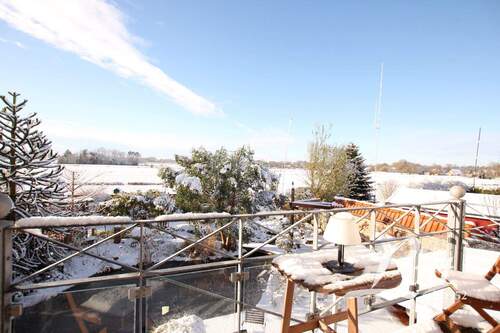 Blick vom Balkon über unverbaubare Wiesen und Felder - 