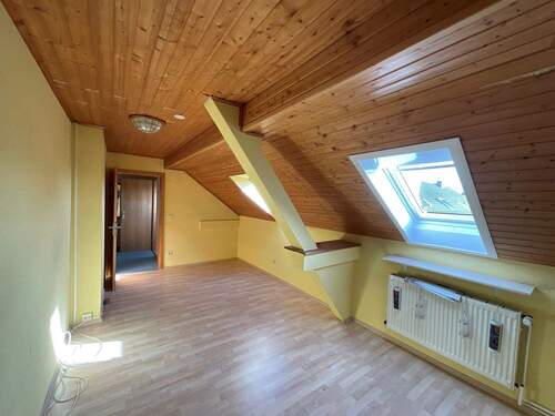 Hobbyzimmer oder Büro im Dachgeschoss (Durchgangszimmer) - 