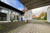 Blick vom Carport auf Wintergarten und Haus - 
