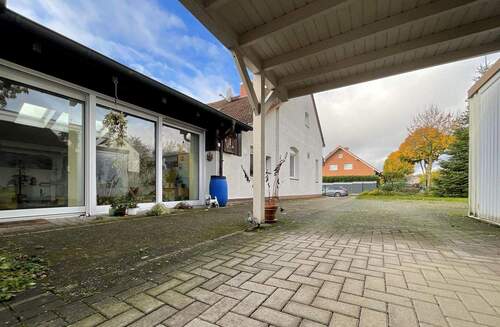 Blick vom Carport auf Wintergarten und Haus - 