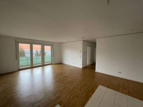 Wohnzimmer - Charmante 3-Zimmer Wohnung mit zwei Balkone & offenen Küchenbereich