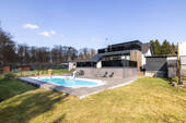 Blick aus dem Garten auf den Pool - Urlaubsfeeling!!! TOP Modernes Familienhaus mit Garage, Pool und Badehaus in Breitscheid