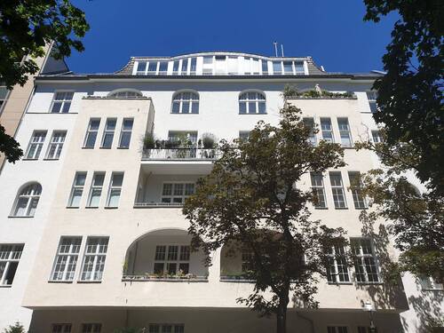 Hausansicht - Provisionsfrei! Große Wohnung in der Beletage eines Berliner Altbaus!