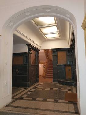 Hauseingang mit Brunnen - 5 Zimmer Etagenwohnung in Berlin