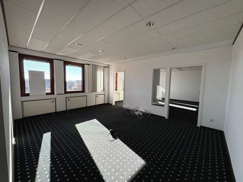 großzügiger Empfangsbereich/angrenzender Warteraum - 