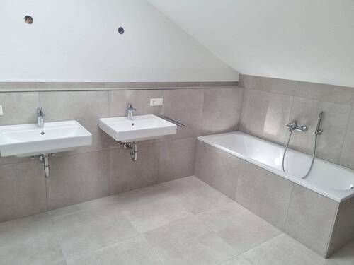 Bad 2 Waschtischen u.Badewanne - 