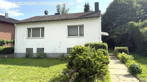 Bild 1 - Freistehendes Haus in solider Bauweise, viel Potential u. 687 m² Grundstück zu verkaufen - nur 2 Fußminuten zum Bahnhof