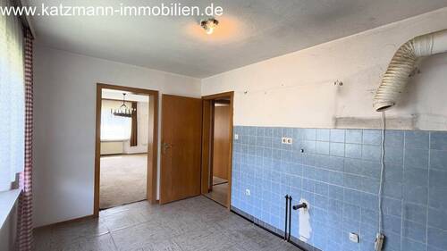Küche mit Blick ins Wohnzimmer/in den Flur - 