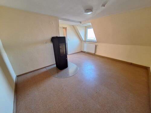 Zimmer 2 mit Kaminofen im Dachgeschoss - 