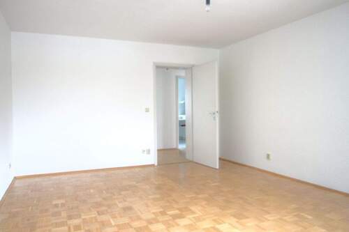 Wohnzimmer aus anderer Perspektive - 2 Zimmer Etagenwohnung in München