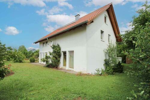 Haus Hinteransicht + Garten - 8 Zimmer Mehrfamilienhaus, Wohnhaus zum Kaufen in Fluorn-Winzeln
