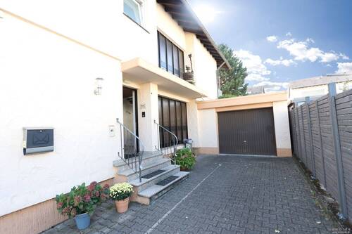 Einfahrt - 1 Zimmer Mehrfamilienhaus, Wohnhaus in Maikammer