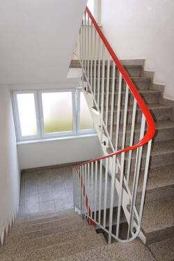 Helles gepflegtes Treppenhaus - 