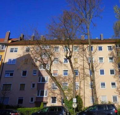 Hausansicht Vorderseite - 3 Zimmer Etagenwohnung zum Kaufen in Nürnberg