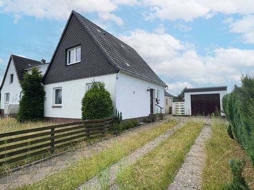 Hausansicht - Stark sanierungsbedürftiges Einfamilienhaus auf attraktivem Grundstück