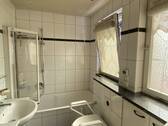 Bad im Erdgeschoss mit Badewanne und Fenster - 