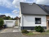 Vorderansicht des Hauses - KR-OppumBockum - kleine DHH in wenig befahrener Sackgasse mit schönem Sonnen-Grundstück und Garage!