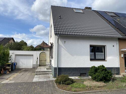 Vorderansicht des Hauses - KR-OppumBockum - kleine DHH in wenig befahrener Sackgasse mit schönem Sonnen-Grundstück und Garage!