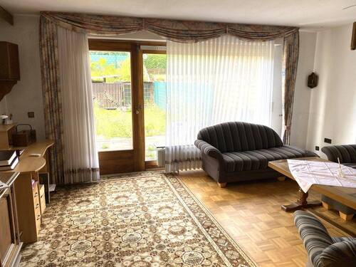 Wohnzimmer mit Zugang zum Garten - 
