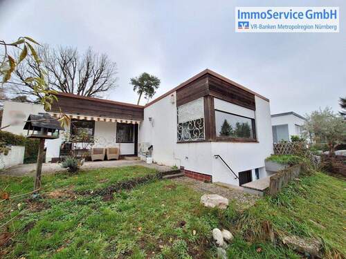 Außenansicht - Renovierungsbedürftiger Bungalow mit Garten und Garage