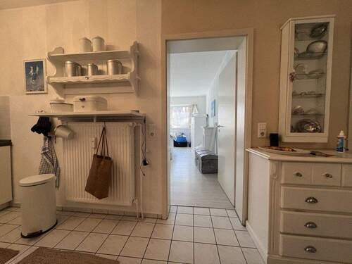 Küche; Blick ins Schlafzimmer - 