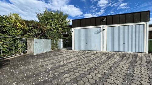 Stellplätze vor den Garagen - 