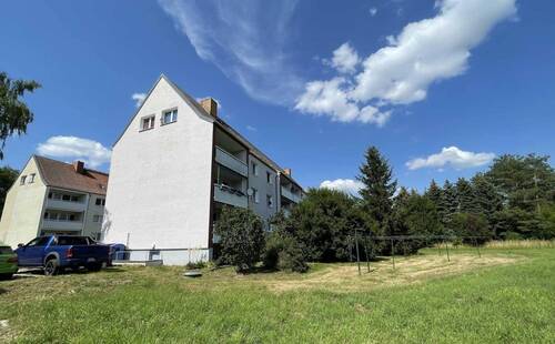 Wiese Rückansicht - 2 Zimmer Etagenwohnung in Naundorf