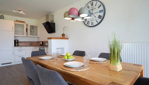 Der Essbereich mit angrenzender offener Küche,... - Etagenwohnung mit 67,70 m² in Heiligenhafen zum Kaufen