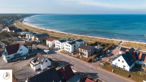 Strandvilla Glowe Ansicht Drohne Straßenseite - 