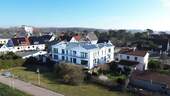 Strandvilla Glowe Ansicht Balkonseite - TRAUMWOHNUNG ERSTBEZUG NEUBAU ALTERSGERECHT 1. STRANDREIHE DIREKTER PANORAMA MEERBLICK GLOWE RÜGEN