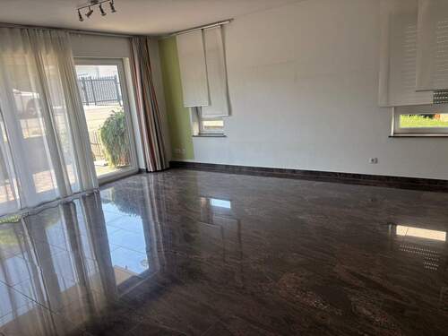 Wohnzimmer mit Zugang zur Terrasse - 3 Zimmer Etagenwohnung zur Miete in Riegelsberg