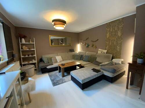 Wohnzimmer - Moderne 5-Raum-Wohnung in Sömmerda - Erdgeschoss mit Balkon, Stellplatz und drei Bädern