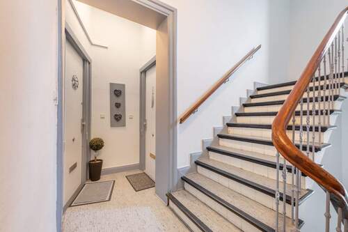 Treppenhaus, Wohnungseingänge - 