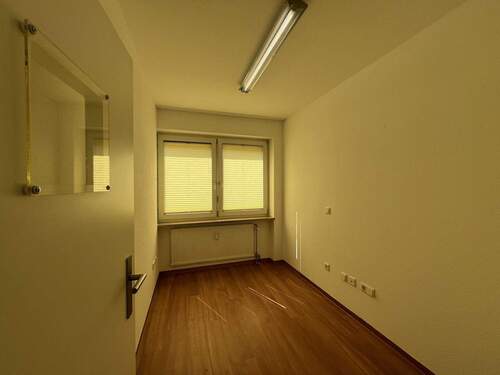 Behandlungsraum - 9 Zimmer Büro zum Kaufen in Erlangen