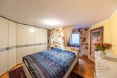 Schlafzimmer mit Blick zur Sauna - Etagenwohnung mit 74,00 m&sup2; in München zum Kaufen