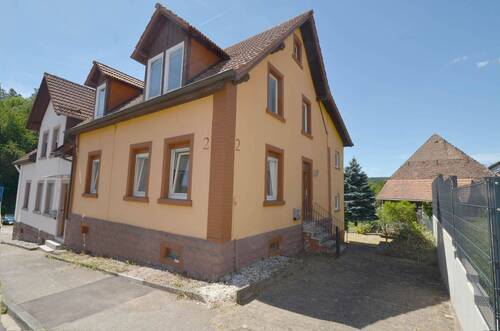 Hausansicht - CHARMANTE DOPPELHAUSHÄLFTE mit Nebengebäude und Garten