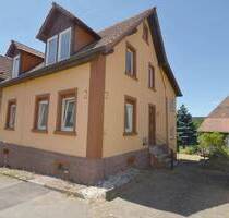CHARMANTE DOPPELHAUSHÄLFTE mit Nebengebäude und Garten - Waldbronn Busenbach